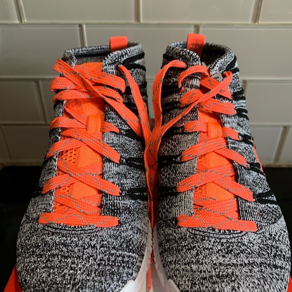 Women’s Nike Flynit Chukka Size 5.5 - Picture 3 of 6